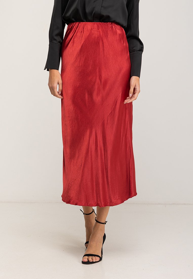 Rode satijnen maxi rok met een gladde textuur, voorzien van een elastische tailleband. Het ontwerp biedt een soepel silhouet dat tot de enkels reikt.