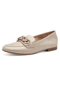 Beige instappers van glad materiaal, voorzien van een gouden kettingaccent en een ronde neus. Lage, platte zool met subtiele stikdetails.