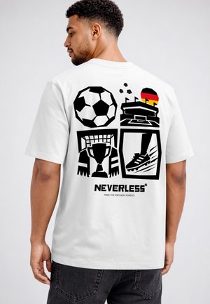 Neverless, HERREN T-SHIRT - DESIGN FOOTBALL ICONS- OVERSIZED RELAXED FIT - Print T-shirt - weiß