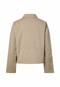 Veste courte beige avec manches longues et un dos simple, avec col et couture horizontale traversant le dos.