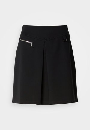 Saia plissada preta feita de um tecido macio, apresentando um bolso com zíper na parte da frente e detalhes em metal na cintura.