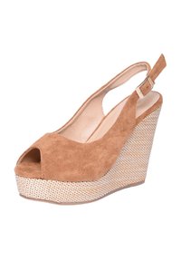 Sandalo con zeppa in camoscio marrone, con punta aperta, cinturino slingback e accentazione in tessuto intrecciato sulla piattaforma. Dettaglio della fibbia regolabile sul cinturino.