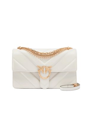 Borsa a tracolla in pelle bianca trapuntata con catena tono oro e due fibbie frontali a forma di uccelli dorati sulla patta di chiusura.