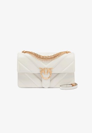 Borsa a tracolla in pelle bianca trapuntata con catena tono oro e due fibbie frontali a forma di uccelli dorati sulla patta di chiusura.