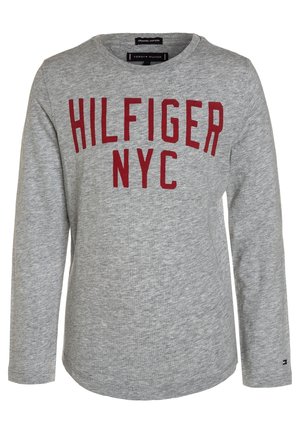 Lichtgrijs T-shirt met lange mouwen en rode tekst "HILFIGER NYC" op de voorkant, ronde halslijn en klein logo op de linkermouwboord.