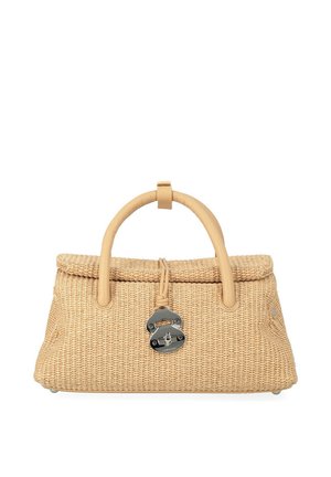 Borsa beige intrecciata con manici in pelle arrotondati, chiusura a patta e fermaglio argentato al centro frontale.
