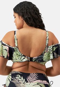 Musta bikinitoppi, jossa on vihreä ja vaaleanpunainen trooppisten lehtien kuvio. Rypytettyjen hihnojen ja matalan selän lisäksi siinä on hakaskiinnitys.