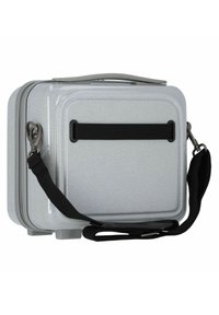 Valigia rigida argentata con finitura testurizzata, forma rettangolare elegante, maniglia superiore e tracolla nera staccabile.