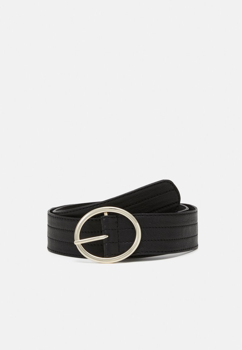 Ceinture en cuir noir avec des détails cousus et une boucle ronde en métal argenté, enroulée sur un fond blanc uni.