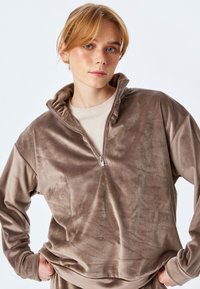 Ruske zip-up fleece pullover s visokim ovratnikom, meke teksture, dolgimi rokavi in srebrnim zadrgo. Preprost dizajn brez vzorcev.