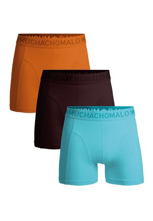 Tri para moških bokser hlačk v oranžni, temno rjavi in svetlo modri barvi, vsak z napisom "MUCHACHOMALO" na elastiki.