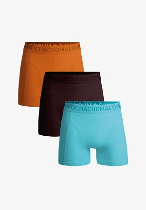 Drei Paar Herren-Boxershorts in Orange, Dunkelbraun und Hellblau, jeweils mit "MUCHACHOMALO" am Bund.