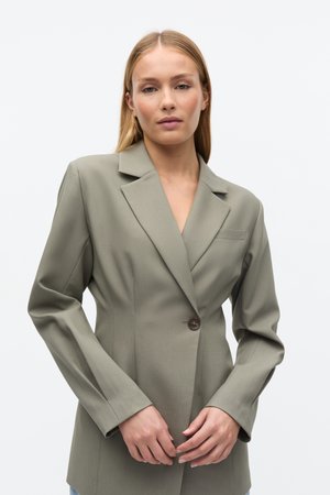 Olijfgroene, op maat gemaakte blazer met een enkele bruine knoop, gestructureerde revers en lange mouwen. Gladde stof met een strak ontwerp.