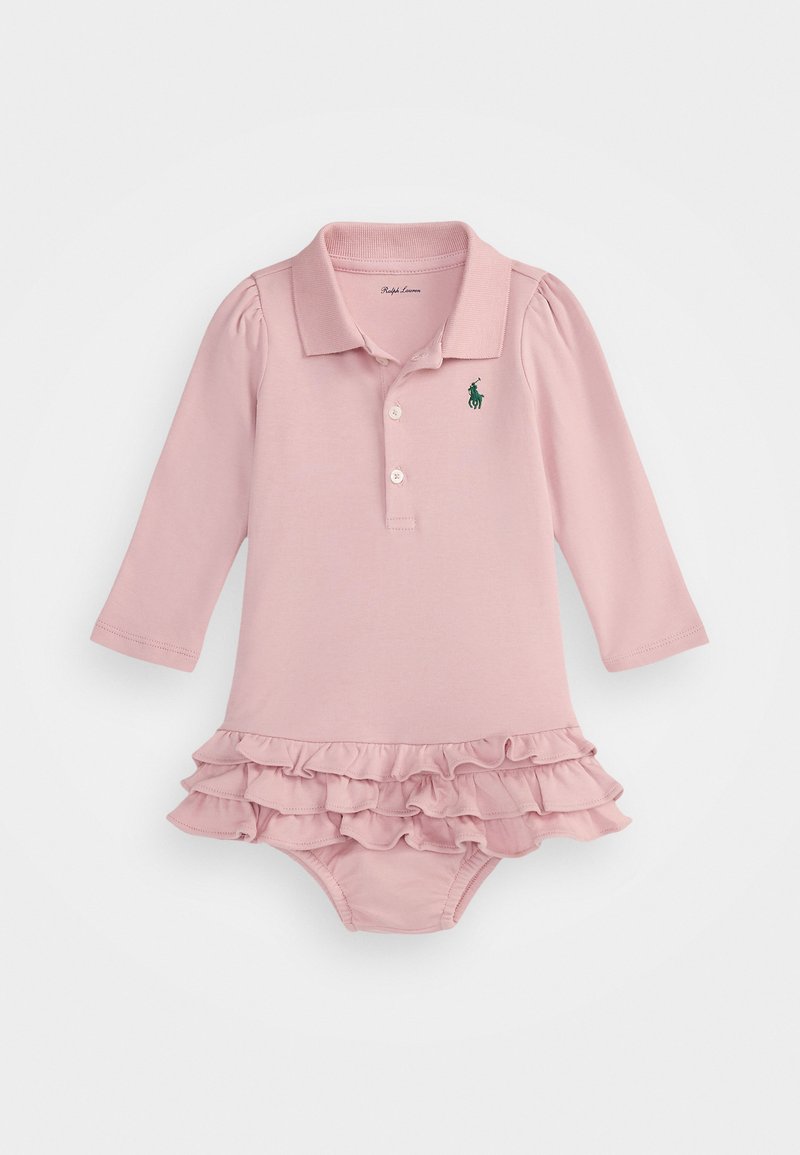 Ροζ πόλο φορμάκι με μακριά μανίκια και φούστα με ρυάκι, διαθέτοντας γιακά και τρία κουμπιά, φτιαγμένο από μαλακό ύφασμα με πράσινη λογότυπο.