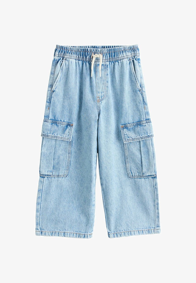 Pantaloni cargo din denim albastru deschis cu talie elastică, șnur alb, buzunare laterale și buzunare cu clapetă pe ambele picioare.