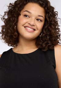 Czarny bezrękawnik z okrągłym dekoltem, ozdobiony teksturowanym wzorem z małych, błyszczących kropek na całej tkaninie.