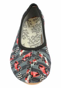 Ballettschuh mit grauem Hintergrund, der ein Rennwagen-Motiv in Rot und Schwarz zeigt. Weiches Textilmaterial, elastische Borte, runde Zehen.