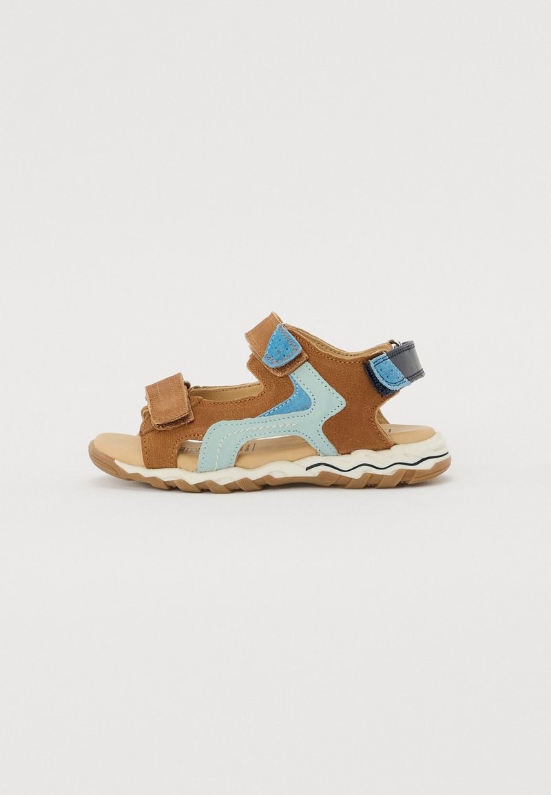 Rjavi semiš sandal s svetlo modrimi detajli, Velcro trakovi, odprt dizajn in teksturirana bela podplat z zigzag vzorcem.