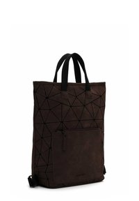 Hnědá taška přes rameno s geometrickým vzorem a černými akcenty, vybavená dvěma pevnými uchy a přední zipovou kapsou. Vyrobena z odolného materiálu.