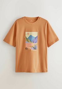 T-shirt à manches courtes orange rouille avec un paysage de montagne abstrait coloré et le texte "CORSICA" à l'avant.