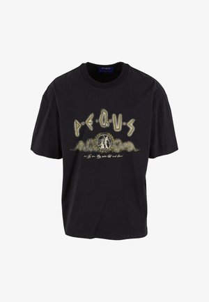 Mustroon mustsärk, millel on julge, stiliseeritud tekst "P.E.Q.U.S" ja ümmargune graafiline disain, mille keskel on laurelilehtede pärg.