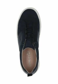 Tumed sinine sametist sneaker valge kummist tallaga, millel on nööridega sulgemine, külje peal lukk ja sisse pressitud brändilogo.