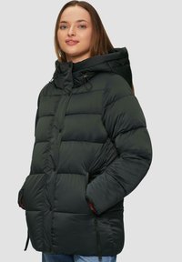 Schwarze gepolsterte Jacke mit Kapuze, ausgestattet mit einem Reißverschluss und Knopfverschluss, seitlichen Taschen und horizontalen Nähten zur Isolierung.
