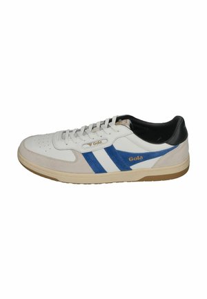 Weiße und beige Sneaker mit blauen Wildlederstreifen und Gummisohle, schwarzem Fersenkragen und Gola-Branding an der Seite und Zunge.