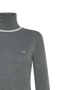 Maglione grigio a collo alto realizzato in un morbido tessuto testurizzato, con un bordo più chiaro a contrasto sul colletto e un piccolo logo sul petto.
