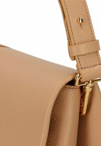 Borsa a mano in pelle beige con finitura testurizzata, dotata di chiusura in tono oro e tracolla regolabile. Dettaglio di cuciture sottili sul manico.