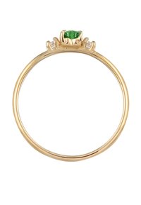 Bague en or avec un centre de pierre précieuse verte en sertissage griffes, flanquée de deux petites pierres claires, finition lisse et polie.