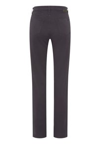 Grå bukser lavet af bomuldsstof, med et lige ben-design, baglommer samt en talje med bæltestropper og en logo-patch.