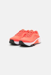 Nike Performance VERSAIR - Edzőcipő - bright crimson/metallic silver/black/lilac bloom