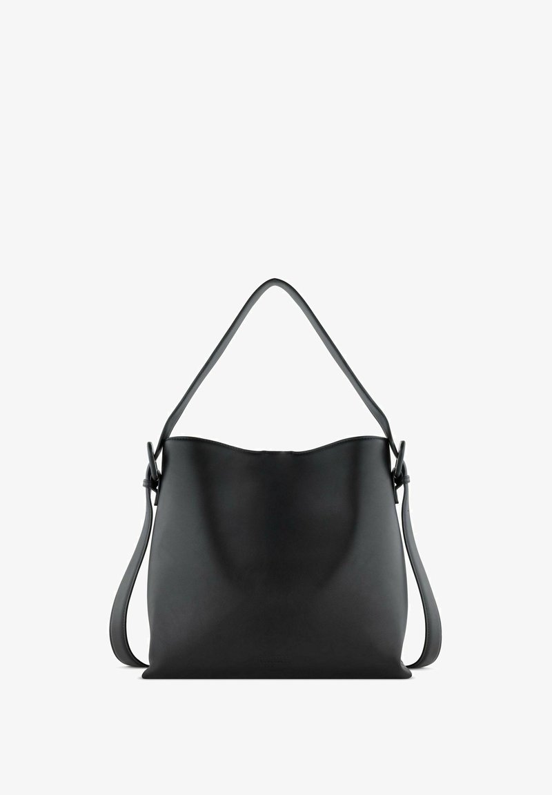 Borsa a spalla in pelle nera con una superficie liscia, bordo superiore curva e una sola tracolla regolabile. Design minimalista senza hardware visibile.