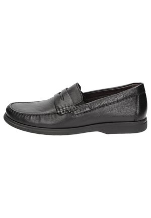 Schwarzer Leder-Slipper mit Mokassinnähte an der Spitze und einer Gummisohle, von der Seite auf weißem Hintergrund gesehen.