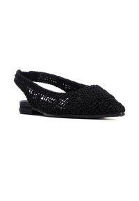 Zapatos planos negros con talón descubierto, diseño de tejido abierto, textura con patrón de rosas, punta puntiaguda y tacón bajo rectangular.