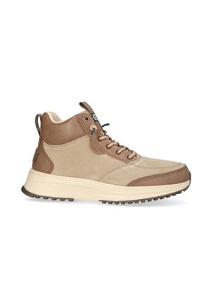 Sneaker in pelle marrone e suede beige con design alto, dettagli testurizzati, colletto imbottito e suola in gomma. Occhielli metallici e chiusura con lacci.