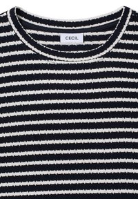 Suéter de punto a rayas con franjas horizontales azul marino y blancas, textura acanalada y cuello redondo. La etiqueta dice "CECIL".