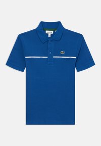 Zils polo krekls, kas izgatavots no teksturēta auduma, ar divu pogu aizdari, baltu svītru ar zīmola nosaukumu un zaļu iekšējo apkakli. Lacoste logo zaļā krāsā.