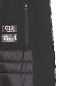Giacca nera da esterno con sezione imbottita, chiusura a zipper e etichette per tessuto idratante e regolazione della temperatura.