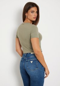Guess MINI TRIANGLE TEE - T-shirt basic - verde