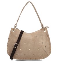 Beige suède handtas met kleine metalen studs, gevlochten accenten en een afneembare donkerbruine schouderband. Licht gebogen vorm met een enkele handgreep.
