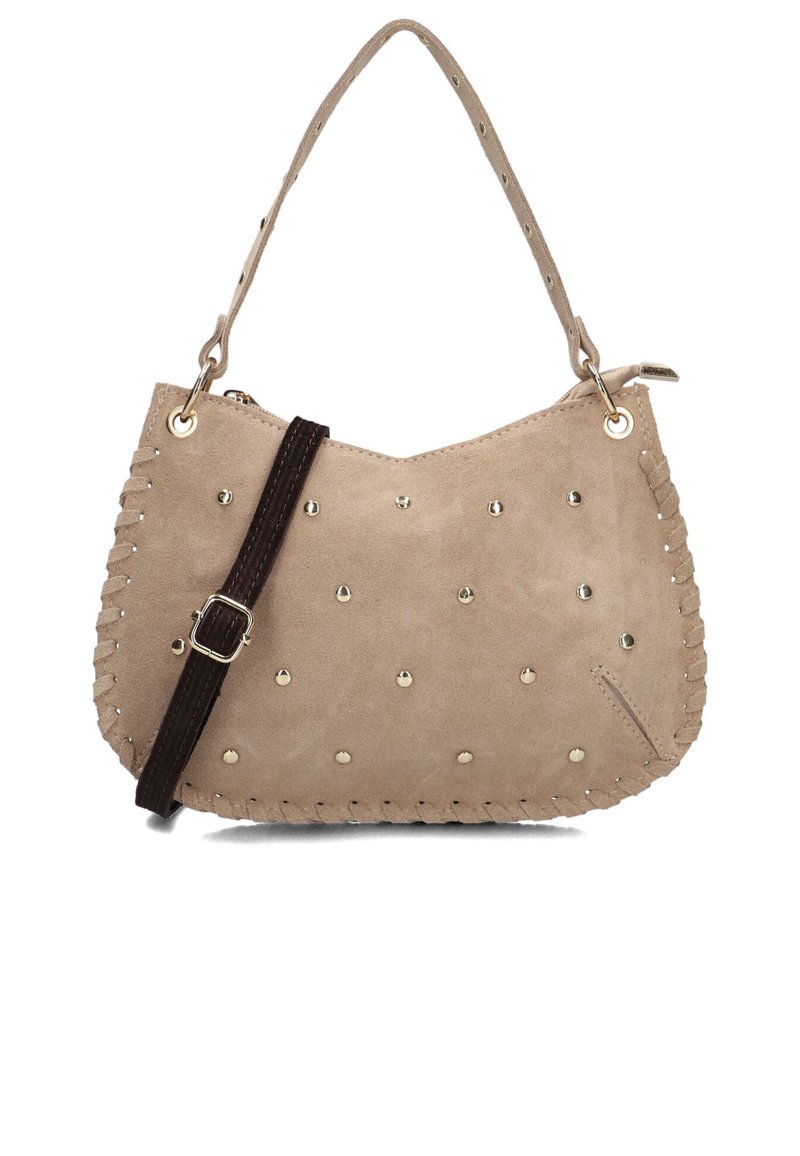 Beige suède handtas met kleine metalen studs, gevlochten accenten en een afneembare donkerbruine schouderband. Licht gebogen vorm met een enkele handgreep.