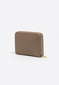 Cartera de cuero marrón con una textura suave, forma rectangular, cierre de cremallera dorada y un pequeño llavero adjunto para mayor comodidad.