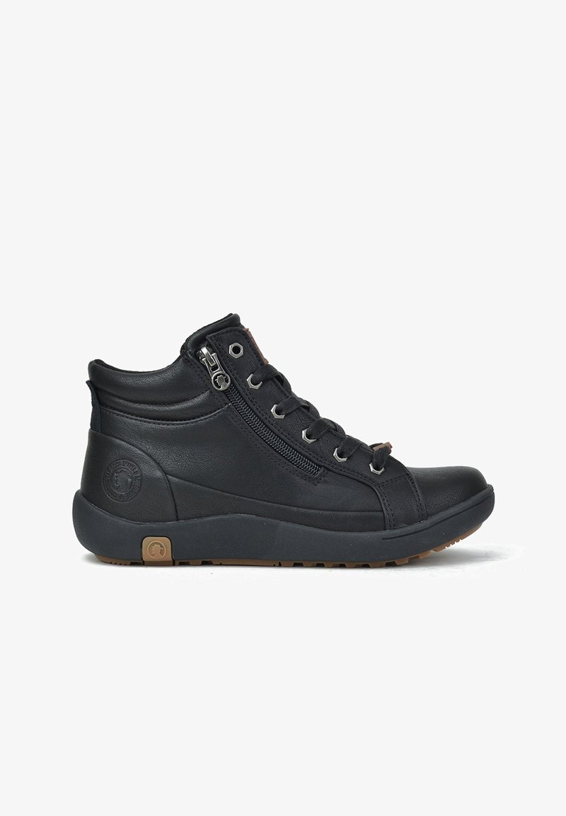 Zapatilla alta de cuero negro con cremallera lateral, puntera redonda, suela de goma y ojetes metálicos. Acabado texturizado y detalle de cuello acolchado.