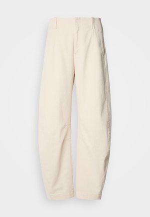 Kremkrāsas bikses, izgatavotas no teksturēta materiāla, ar augstu jostasvietu, taisnām kājām un sānu kabatām.