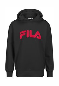 Sudadera con capucha negra que presenta un gran logo rojo de "FILA" en el frente, con puños y dobladillo acanalados. Textura de tejido suave.
