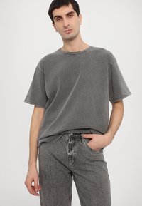 Michael Kors ARDEN  - Relaxed fit jeans - concrete