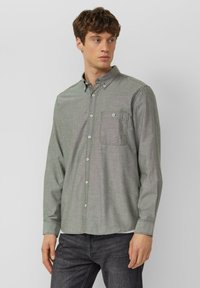 Lichtgroen patroon lang mouwen shirt met button-down kraag en enkele borstzak, gemaakt van zachte stof, gecombineerd met donkere spijkerbroek.