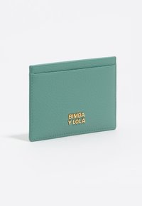 Tarjetero verde menta hecho de cuero texturizado, con un detalle de logo dorado. Diseño delgado con múltiples ranuras para tarjetas.